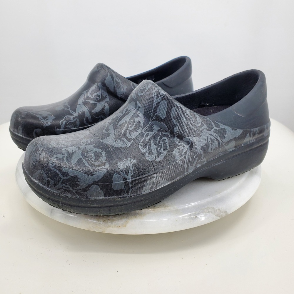 Crocs Neria‎ Pro II Graphic Work Clogs Black Floral Rose Slip Resistant Womens 7